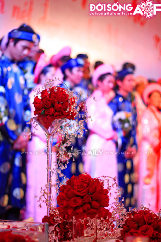 Ngoài ra, các cặp uyên ương còn được hỗ trợ xe hoa, bánh cưới, chụp ảnh, quay phim, trang điểm, trang phục cưới miễn phí. Ảnh: afamily.vn.