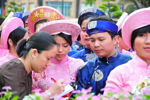 Một cặp đôi trả lời phỏng vấn của báo chí - Ảnh: Thanh Đạm (Tuổi trẻ).