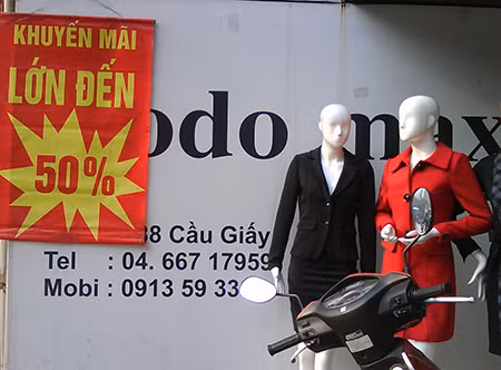 Dọc các tuyến phố Hai Bà Trưng, Thái Hà, Chùa Bộc, Tôn Đức Thắng, Nguyễn Lương Bằng, Cầu Giấy, Xuân Thủy, Hồ Tùng Mậu… (Hà Nội) những ngày này chúng ta có thể dễ dàng bắt gặp nhan nhản các biển giảm giá ở các shop quần áo: giảm từ 30 đến 50%, giảm 200K – 300K, thanh lý hàng toàn bộ...