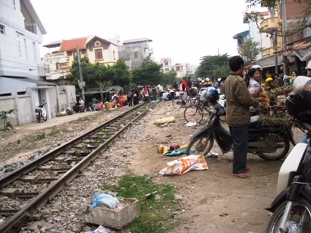 Đông đúc người bán ,kẻ mua