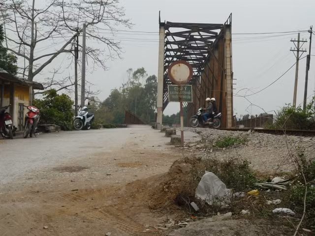 . Hiện nay, mỗi ngày cầu tiếp nhận 1 chuyến đi và 1 chuyến tàu chở hàng về từ nhà máy xi măng Bút Sơn chạy qua . Hiện nay, mỗi ngày cầu tiếp nhận 1 chuyến đi và 1 chuyến tàu chở hàng về từ nhà máy xi măng Bút Sơn chạy qua