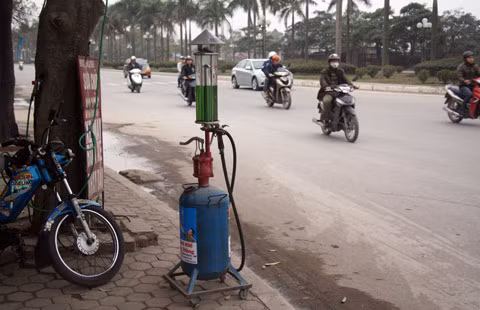 Đã phải chịu giá chêch lệch cao hơn thực tế, các vị “thượng đế” lỡ bước cũng chẳng dám tin xăng dạo vừa mua đảm bảo đúng chất lượng khi qua tay dân buôn chuyên nghiệp, kiêm luôn cả “kỹ sư” pha chế nhiên liệu.