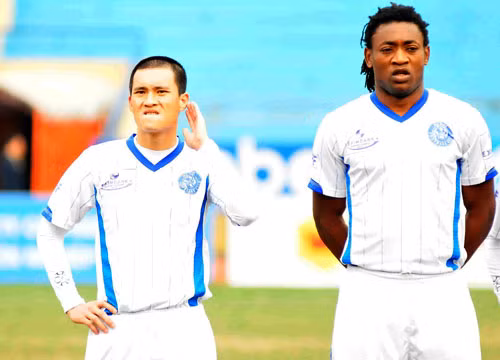 Ngôi sao đưa tin, bàn thắng đầu tiên tại Super League đến với Công Vinh ngay trận đấu anh trình làng mái tóc mới vào chiều qua 19.2.