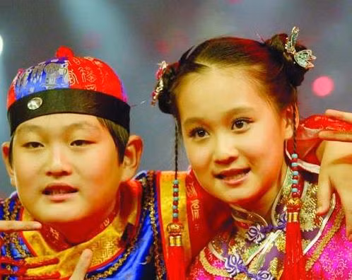 Hai chị em sinh đôi Nựu Nựu và Ngưu Ngưu, con của đạo diễn Triệu Bản Sơn. Cả hai chị em đều là những gương mặt nổi trội trong các hội diễn về múa. Hai chị em 12 tuổi trong dịp tham dự hội múa đầu xuân tại thành phố Liêu Ninh năm ngoái đã dành được sự ngợi khen và cổ vũ nồng nhiệt của người xem. Cậu em Ngưu Ngưu được đánh giá là có thần thái của bố Bản Sơn, hai chị em tuy lần đầu kết hợp với nhau tại đêm diễn hôm đó nhưng được đánh giá là phối hợp nhịp nhàng trong điệu “Sinh nhật vui vẻ”.