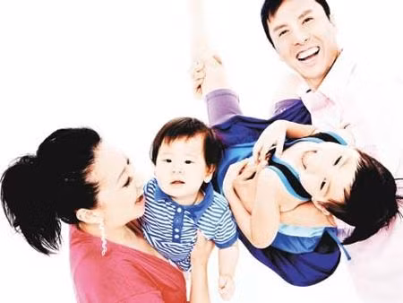 Hai nhóc tỳ Chân Tế Như (chị) và Chân Tế Gia (em trai) của nam tài tử Chân Tử Đơn và Vượng Thi Thi. Hai chị em tham gia quảng cáo cho một hiệu thuốc bắc và số tiền hai chị em họ Chân thu về là 700 nghìn tệ (hơn 2 tỷ đồng).