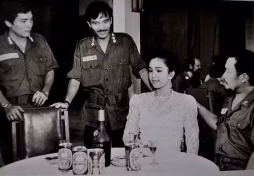 Thương Tín (ngoài cùng bên trái) cùng diễn viên Diễm My, Chánh Tín.