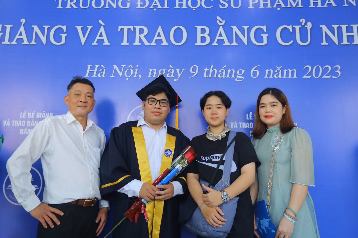 Thủ khoa Trịnh Quang Thạch chụp ảnh cùng gia đình trong Lễ tốt nghiệp năm 2023. (Ảnh: Nhân vật cung cấp). Thủ khoa Trịnh Quang Thạch chụp ảnh cùng gia đình trong Lễ tốt nghiệp năm 2023. (Ảnh: Nhân vật cung cấp).