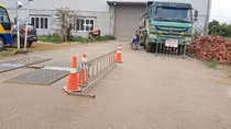 Chiếc xe do tài xế Q. điều khiển bị câu lưu nhiều ngày. Ảnh do tài xế cung cấp.