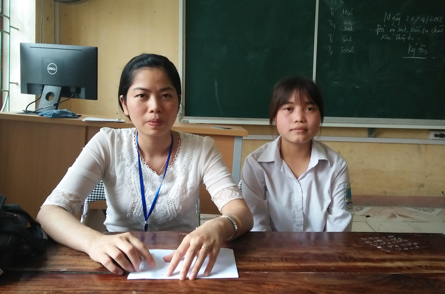 Hoàng Thị Thanh Hằng (bên phải), học sinh lớp 12H, trường THPT Bình Sơn (huyện Sông Lô (Vĩnh Phúc) cùng giáo viên chủ nhiệm. Ảnh: XUÂN THIÊN