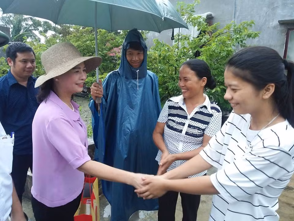 Cô Phạm Thị Hằng (áo hồng), Giám đốc Sở Giáo dục và Đào tạo Thanh Hóa tới thăm nhà Đặng Thị Thương. Ảnh của Thanh Minh.