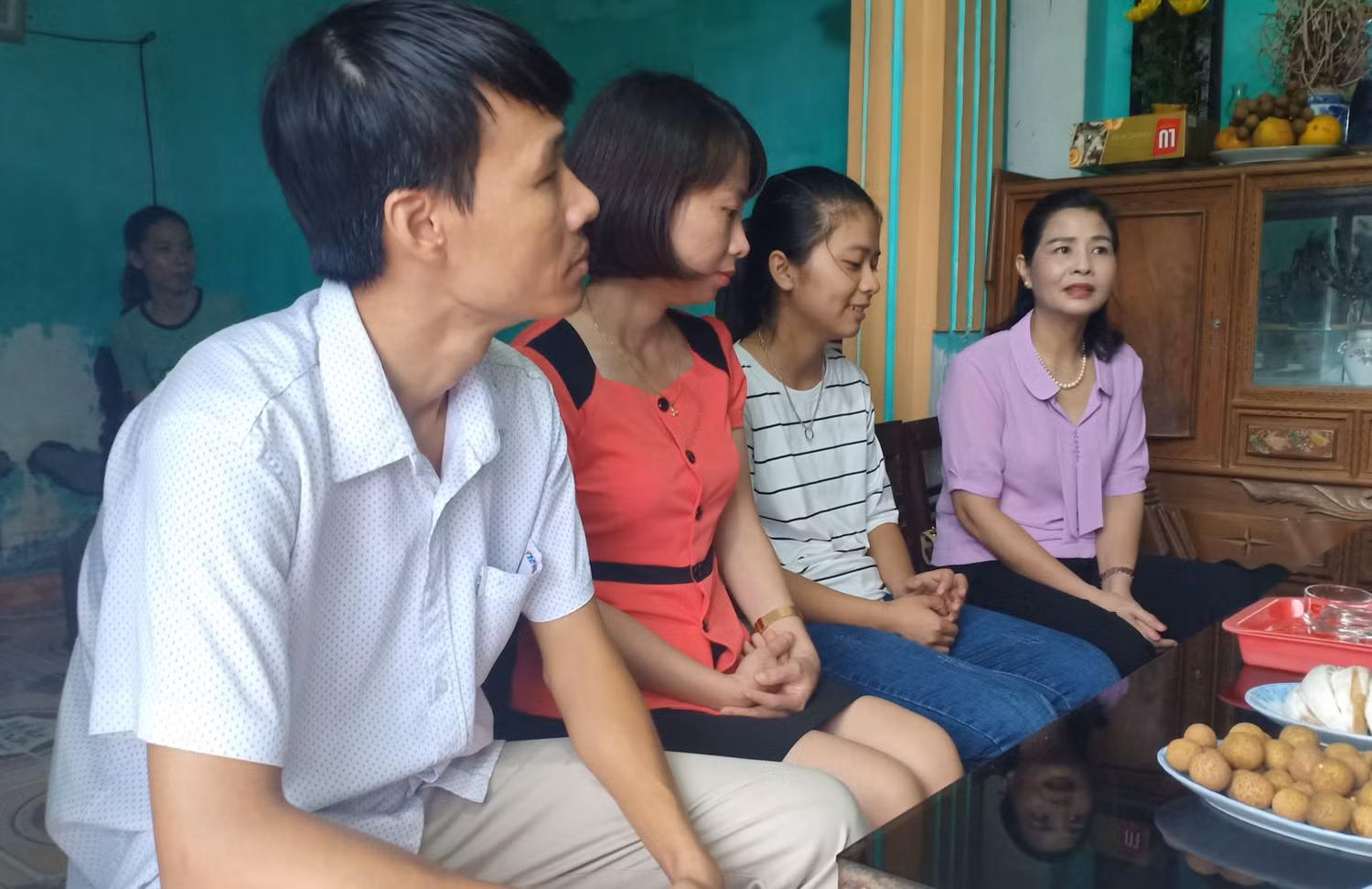 Các thầy cô giáo Trường trung học phổ thông Quảng Xương 1 cũng có mặt tại nhà em Thương để động viên nữ sinh trước khi nhập học. Ảnh của Thanh Minh.