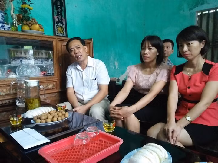 Thầy Lê Văn Dỵ, Hiệu trưởng Trường trung học phổ thông Quảng Xương 1 (áo trắng) hứa sẽ đồng hành giúp đỡ thương suốt thời gian nữ sinh theo học tại Học viện Kỹ thuật quân sự. Ảnh của Thanh Minh.