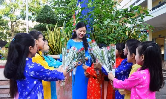 Học trò chúc tết cô giáo. Ảnh đăng trên Báo Bạc Liêu. Học trò chúc tết cô giáo. Ảnh đăng trên Báo Bạc Liêu.