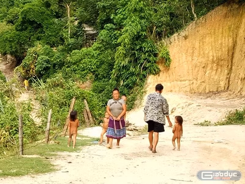“Thanh Hóa nên tiết kiệm ngân sách trong việc tổ chức lễ kỷ niệm 990 năm danh xưng Thanh Hóa và dùng số tiền đó vào những việc cần thiết hơn như xây dựng trường học, y tế, nâng cao chất lượng đời sống nhân dân, an sinh xã hội...". Trong ảnh tư liệu: Những đứa trẻ vùng cao Mường Lát có nguy cơ thất học.