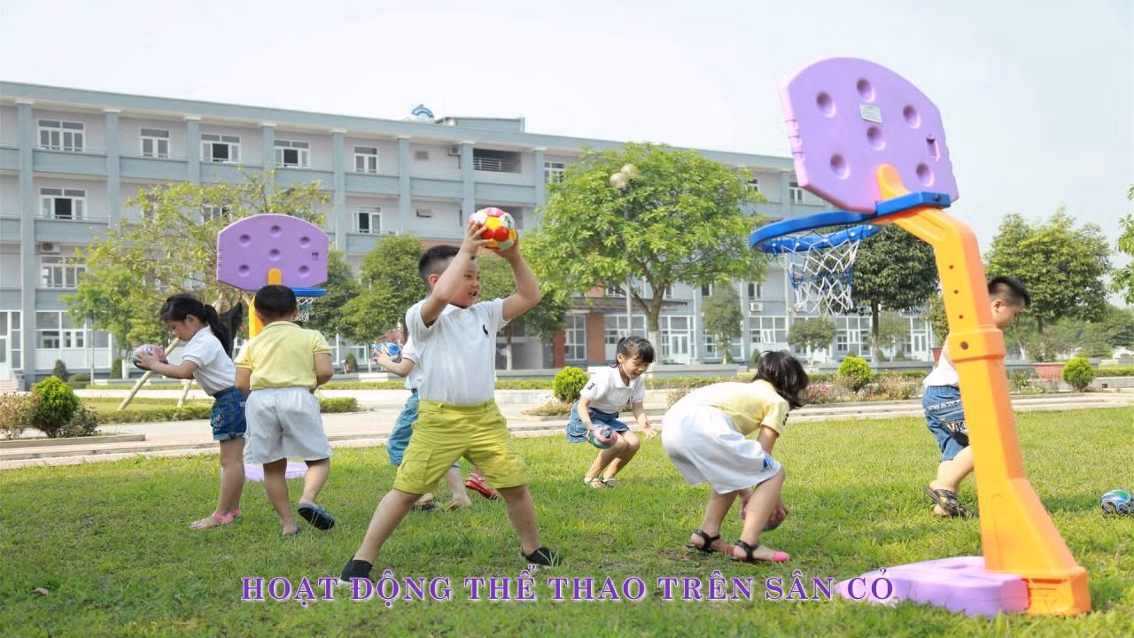 Hoạt động thể thao trên sân cỏ của trường tiểu học Phù Đổng. Ảnh do nhà trường cung cấp. Hoạt động thể thao trên sân cỏ của trường tiểu học Phù Đổng. Ảnh do nhà trường cung cấp.