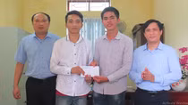 Chủ tịch huyện đến tận nhà động viên thủ khoa khối B xứ Thanh ảnh 2