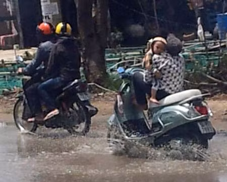 Khi đi qua chỗ ngập.