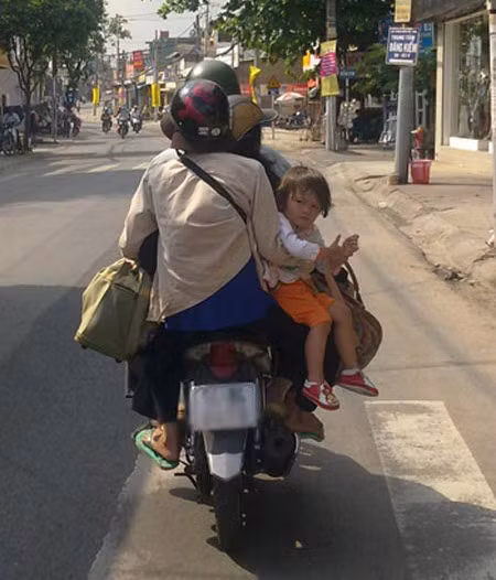 Tay túi, tay trẻ con.