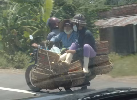 Cho kịp phiên chợ chiều, chụp tại Đức Phổ, Quảng Ngãi. Ảnh: Lê Văn Vinh. Cho kịp phiên chợ chiều, chụp tại Đức Phổ, Quảng Ngãi. Ảnh: Lê Văn Vinh.