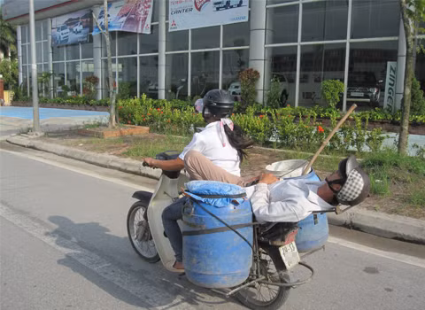 Tranh thủ ngả lưng trên xe. Ảnh: Nguyễn Thị Bích Quyên. Tranh thủ ngả lưng trên xe. Ảnh: Nguyễn Thị Bích Quyên.