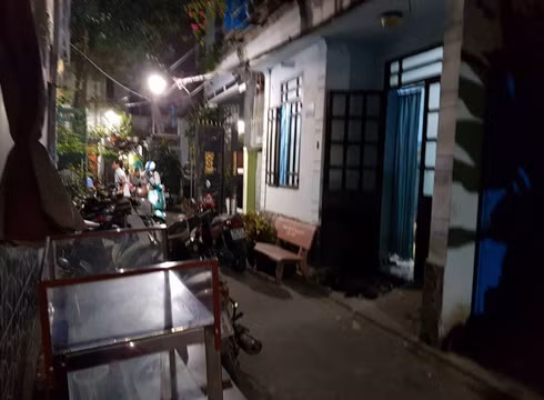Xe để chật cả lối đi hẻm của người dân vì có lớp dạy thêm tiểu học (ảnh: P.L)