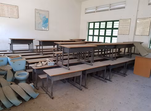 Một phòng học còn đầy đủ bàn ghế, nhưng bám đầy bụi chứng tỏ đã lâu không ai sử dụng (ảnh: P.L) Một phòng học còn đầy đủ bàn ghế, nhưng bám đầy bụi chứng tỏ đã lâu không ai sử dụng (ảnh: P.L)