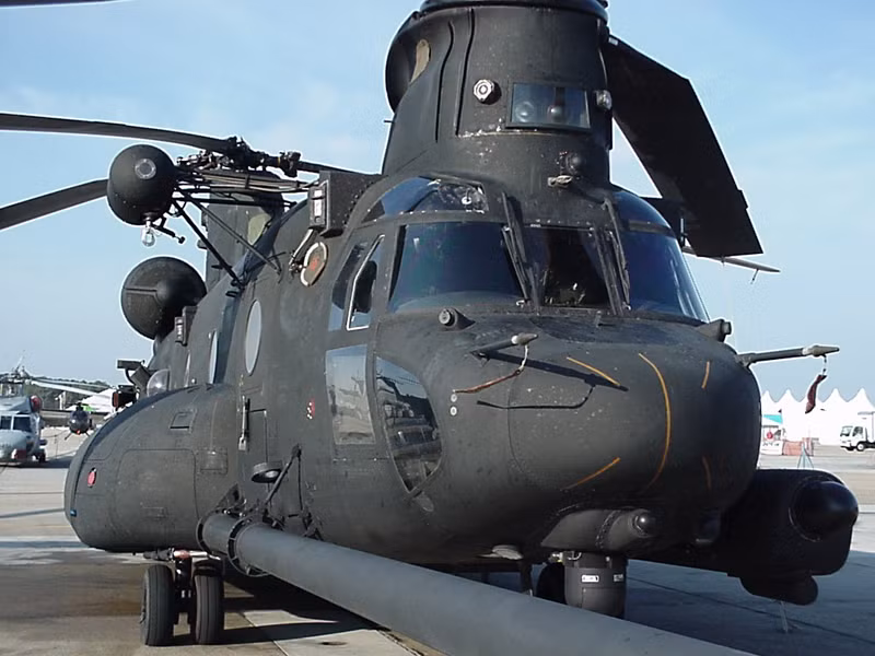 Hình ảnh cận cảnh trực thăng CH-47 Chinook.