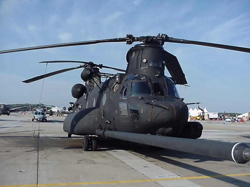 Chinook được vũ trang: 2 khẩu súng sáu nòng xoay M134 và 1 súng máy M60, trang bị Camera hồng ngoại, radar cực nhạy và có khả năng tiếp nhiên liệu trên không.