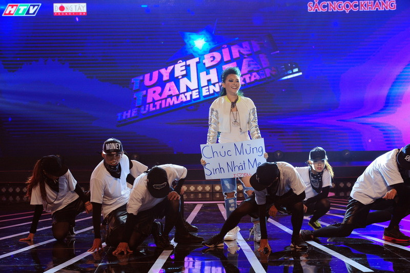 Kim đã kết thúc bài hát của mình bằng một lời “chúc mừng sinh nhật mẹ” được ghi trên tấm bảng nhỏ khiến mẹ ngồi dưới hàng ghế khán giả rất xúc động. Cô bé Kim ngày nào giờ đã trưởng thành hơn trong cách hát lẫn suy nghĩ của mình, kèm lời chúc là câu nhắn nhủ thật lòng tới mẹ: “Con thay đổi để trở thành người tốt hơn”.