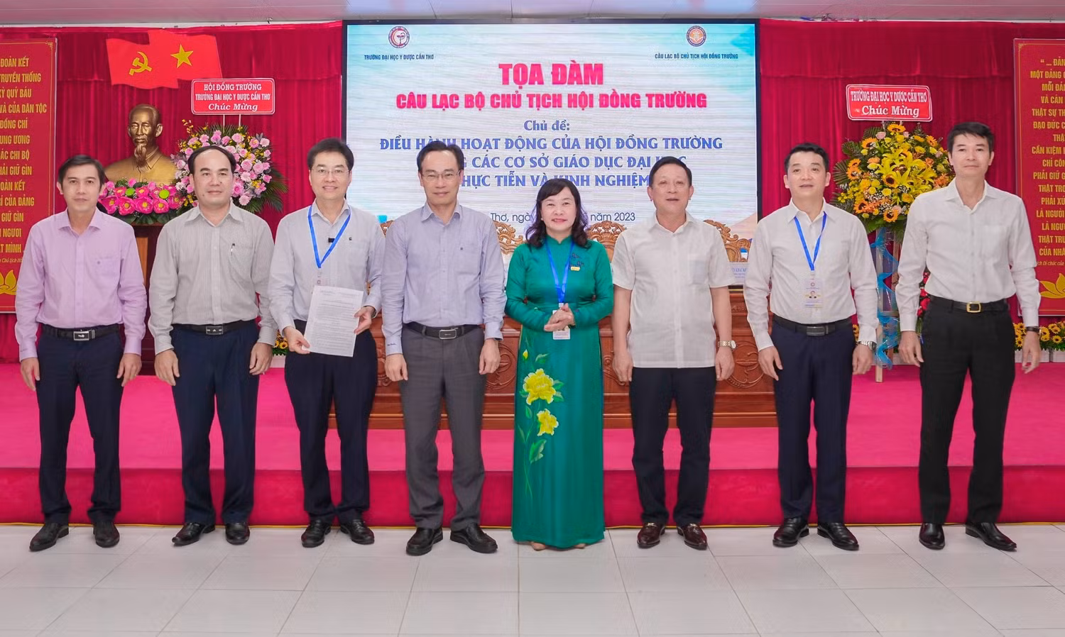 Thứ trưởng Hoàng Minh Sơn - Phó Chủ tịch Hiệp hội Các trường đại học, cao đẳng Việt Nam trao Quyết định của Hiệp hội về việc công nhận các ủy viên mới thuộc Ban Chủ nhiệm Câu lạc bộ Chủ tịch Hội đồng trường. Thứ trưởng Hoàng Minh Sơn - Phó Chủ tịch Hiệp hội Các trường đại học, cao đẳng Việt Nam trao Quyết định của Hiệp hội về việc công nhận các ủy viên mới thuộc Ban Chủ nhiệm Câu lạc bộ Chủ tịch Hội đồng trường.