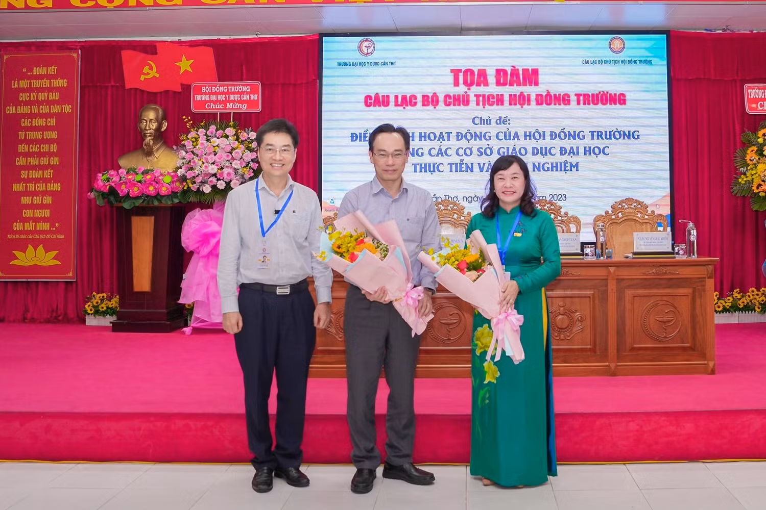 Giáo sư Trần Diệp Tuấn - Chủ nhiệm Câu lạc bộ Chủ tịch Hội đồng trường trao tặng hoa cho Thứ trưởng Hoàng Minh Sơn và Phó Giáo sư Nguyễn Minh Phương. Giáo sư Trần Diệp Tuấn - Chủ nhiệm Câu lạc bộ Chủ tịch Hội đồng trường trao tặng hoa cho Thứ trưởng Hoàng Minh Sơn và Phó Giáo sư Nguyễn Minh Phương.