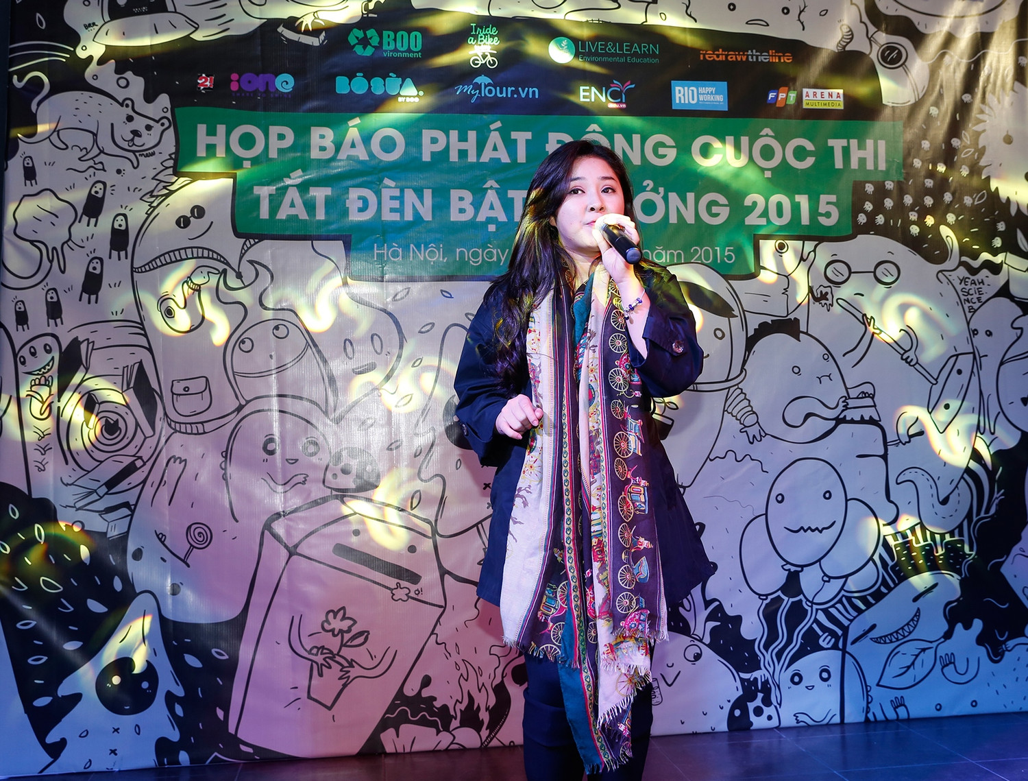 “Tắt đèn bật ý tưởng 2015” được tổ chức với chủ đề “Character bảo vệ môi trường”, nhằm hưởng ứng chiến dịch Giờ Trái Đất 2015. Ảnh: BTC
