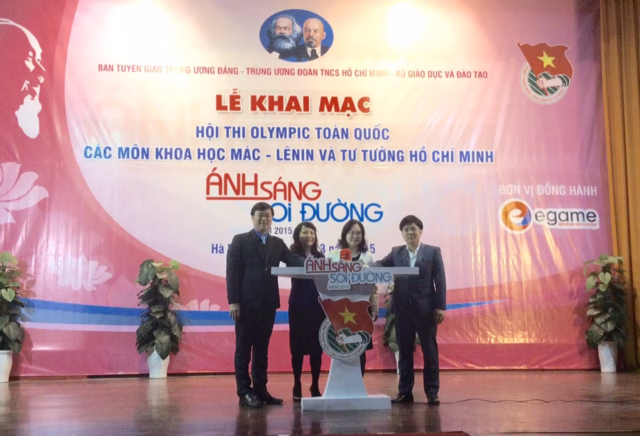 Các đại biểu bấm nút khai mạc Hội thi Olympic toàn quốc các môn Khoa học Mác – Lênin và Tư tưởng Hồ Chí Minh “Ánh sáng soi đường” năm 2015. Ảnh: Hồng Nhung