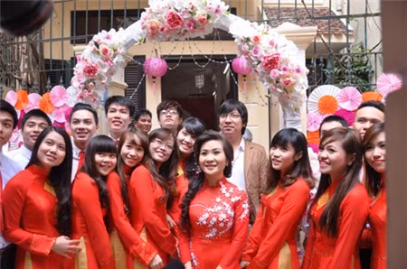 Hình ảnh rạng rỡ của MC Hồng Nga và Đinh Tiến Dũng trong lễ ăn hỏi hôm 6/3.