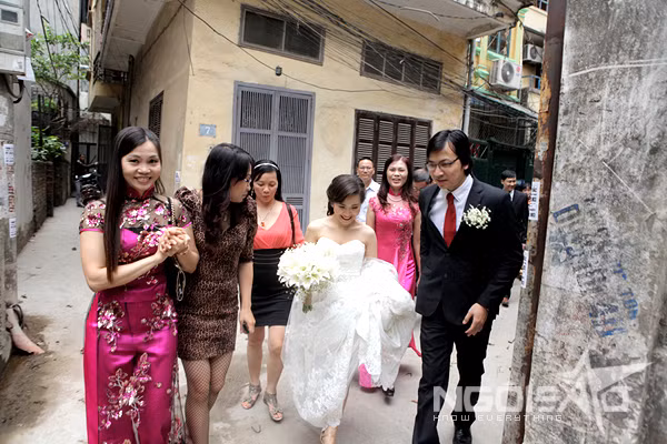 Chú rể Đinh Tiến Dũng lịch lãm rước dâu.