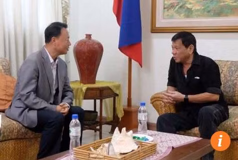 Đại sứ Trung Quốc Triệu Giám Hoa đến chào ông Rodrigo Duterte sau khi biết tin ông trúng cử Tổng thống Philippines, ảnh: SCMP. Đại sứ Trung Quốc Triệu Giám Hoa đến chào ông Rodrigo Duterte sau khi biết tin ông trúng cử Tổng thống Philippines, ảnh: SCMP.