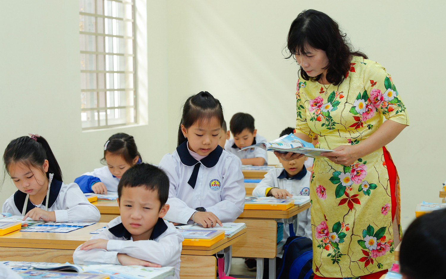 Có nên bắt buộc giáo viên phổ thông làm việc 8 giờ ngày tại trường? (Ảnh chỉ mang tính chất minh họa: Lã Tiến)