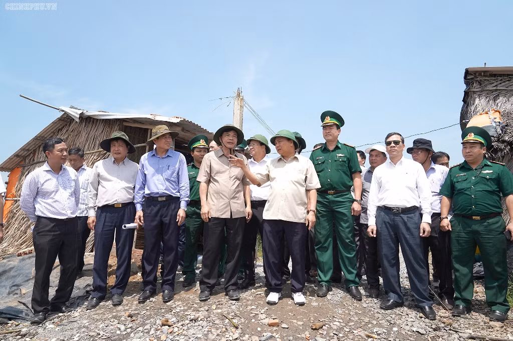 Thủ tướng thị sát tình hình sạt lở. Ảnh: VGP