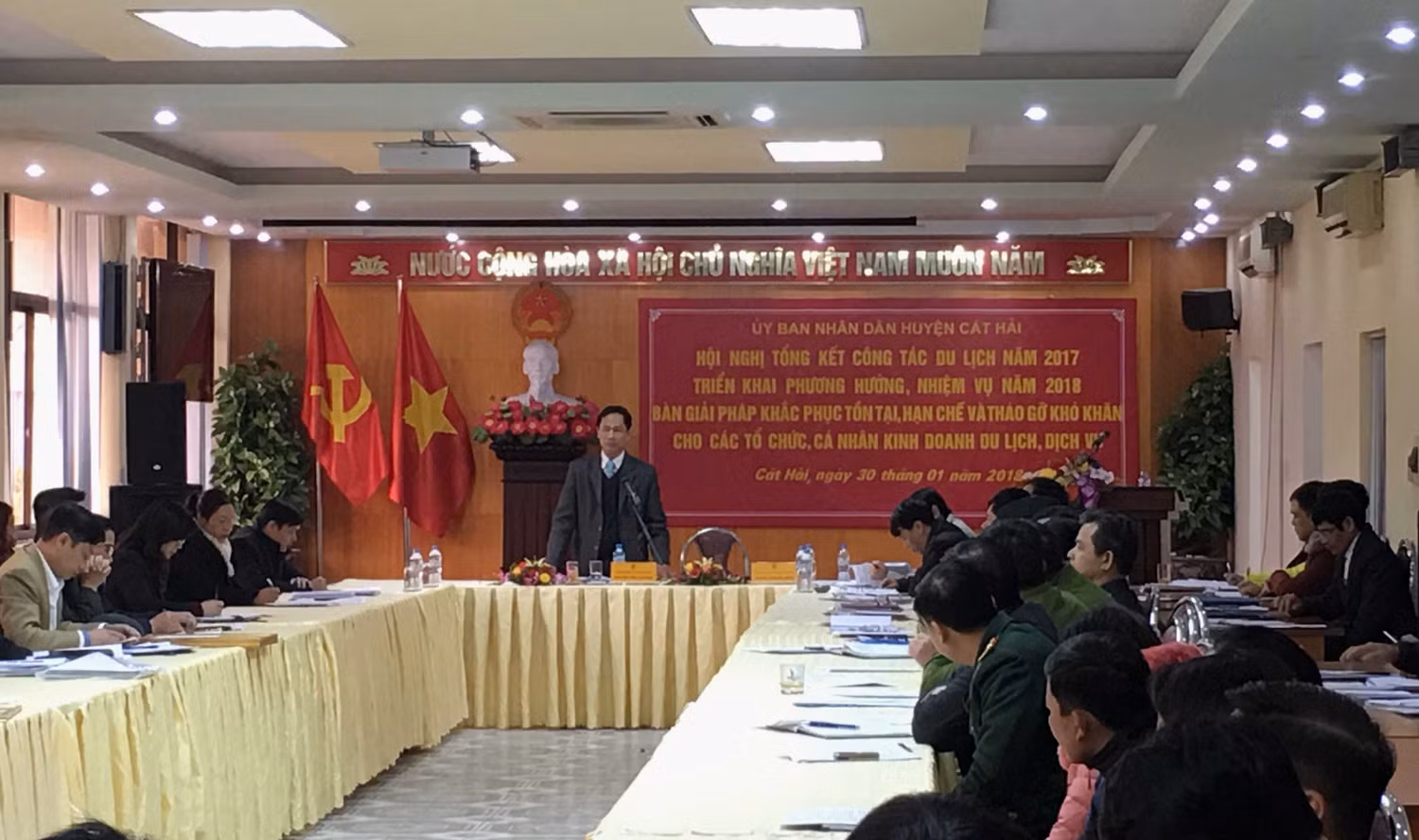 Bí thư Huyện uỷ Cát Hải ghi nhận ý kiến phản hồi của doanh nghiệp du lịch, vận tải Cát Bà về lệnh cấm phà. Ảnh: Đỗ Hoàng Bí thư Huyện uỷ Cát Hải ghi nhận ý kiến phản hồi của doanh nghiệp du lịch, vận tải Cát Bà về lệnh cấm phà. Ảnh: Đỗ Hoàng