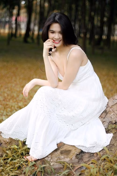 Cô nở một nụ cười rất ngoan hiền