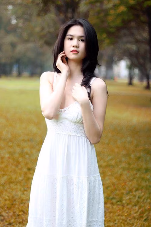 Ngọc Trinh khiến cho cư dân mạng trầm trồ và tò mò trước làn da ngày càng trắng như tuyết và nõn nà của cô