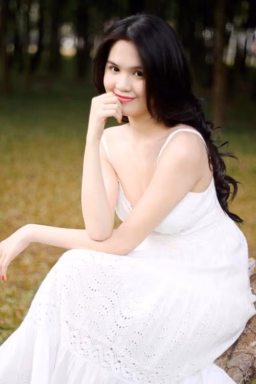 Chiếc dây váy khiến cho bờ vai Ngọc Trinh thêm phần gợi cảm.