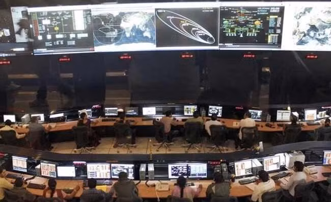 Các kỹ sư tại Tổ chức nghiên cứu phát triển vũ trụ Ấn Độ (ISRO)