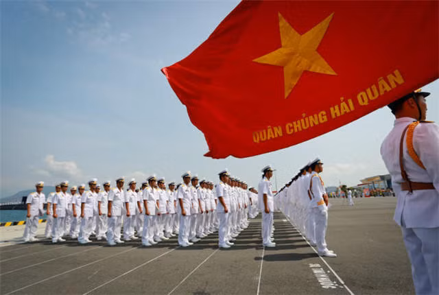 Binh sĩ Hải quân Việt Nam tham gia Lễ diễu binh trên biển