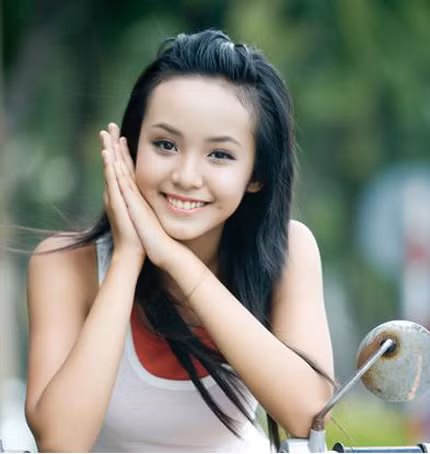 Bảo Trân Bảo Trân là hot girl nhỏ tuổi nhất được kì vọng sẽ “làm nên chuyện” trong năm 2012 này. Cô dâu tuổi Teen Bảo Trân là cái tên thu hút sự chú ý hơn cả những người mẫu nổi tiếng trong các show diễn thời gian gần đây. Quyết tâm theo đuổi con đường người mẫu chuyên nghiệp, Bảo Trân giữ cho mình hình ảnh một người mẫu trên sàn catwalk chứ không lấn sân sang bất cứ một lĩnh vực nghệ thuật nào khác như nhiều hot girl hiện nay.
