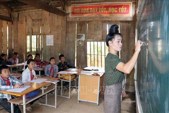 Cô và trò trường Tiểu học - Trung học cơ sở Mường Lạn, huyện Sốp Cộp, tỉnh Sơn La trong một giờ lên lớp. Ảnh minh họa: Hữu Quyết/TTXVN