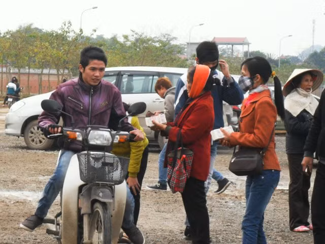 Dịch vụ đổi tiền lẻ và “cái bang” vây chùa Bái Đính ảnh 1