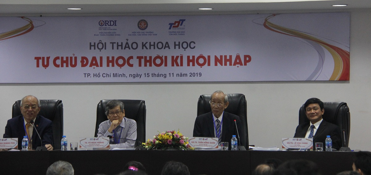 Giáo sư Trần Hồng Quân, Tiến sĩ Vũ Ngọc Hoàng, Giáo sư Trình Quang Phú, Giáo sư Lê Vinh Danh đồng chủ trì Hội thảo, ảnh: TT.