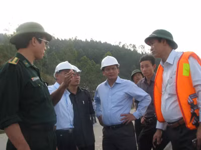 8h 40 phút, thi thể nạn nhân thứ hai vừa tìm được đã được đưa về nơi tập kết tại cầu Rong và được lực lượng chức năng tiến hành khâm liệm. 8h 40 phút, thi thể nạn nhân thứ hai vừa tìm được đã được đưa về nơi tập kết tại cầu Rong và được lực lượng chức năng tiến hành khâm liệm.