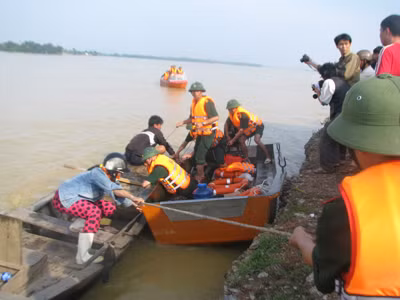 Xà lan, tàu được bổ sung để cố định vị trí triển khai trục vớt xe khách. Cát đã tràn vào nửa thân xe. Theo Thượng tá Trần Trọng Thông - chỉ huy lực lượng cứu hộ - phải đến trưa nay may ra mới có thể trục vớt được chiếc xe lên. Xà lan, tàu được bổ sung để cố định vị trí triển khai trục vớt xe khách. Cát đã tràn vào nửa thân xe. Theo Thượng tá Trần Trọng Thông - chỉ huy lực lượng cứu hộ - phải đến trưa nay may ra mới có thể trục vớt được chiếc xe lên.